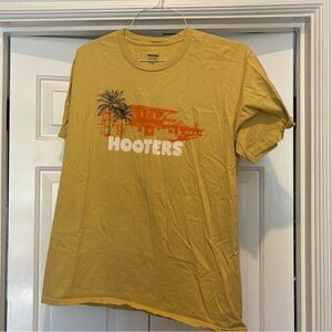 Hooters T-shirt, unisex, size Large